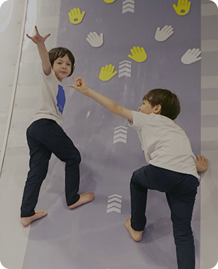 실내놀이터의 아이들 모습