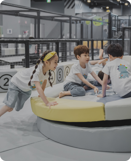 챔피언 더블랙벨트에서 아이들이 놀고 있는 모습