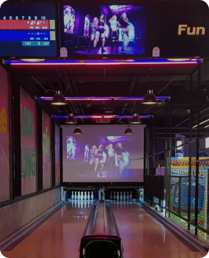 펀시티 볼링장에서 볼링을 하는 모습