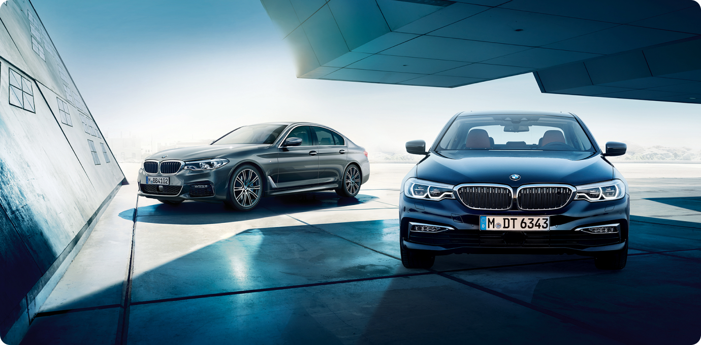 BMW 차량 2대가 서 있는 모습