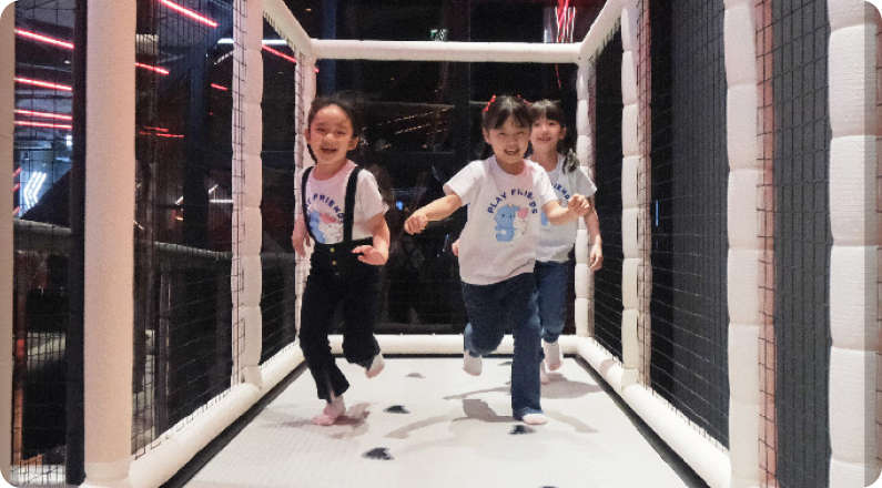 챔피언 벨트 밸런싱보드에서 노는 아이들의 모습