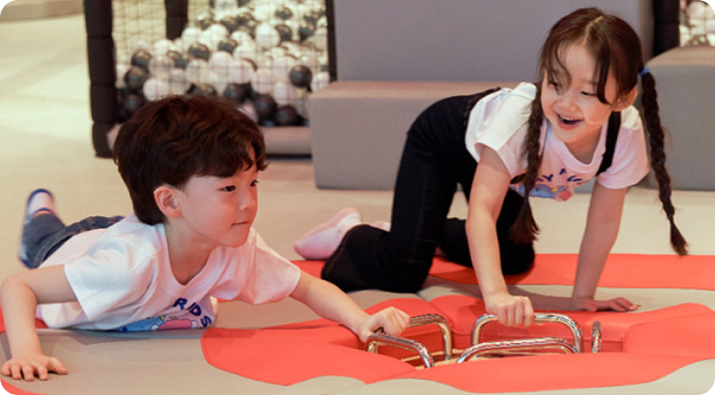 챔피언 벨트 롤린롤린에서 노는 아이들의 모습