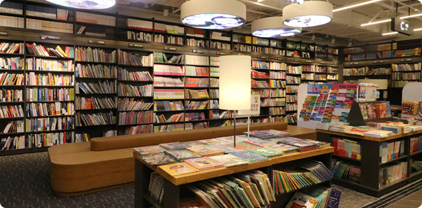 영풍문고 내부에서 책 진열대 모습