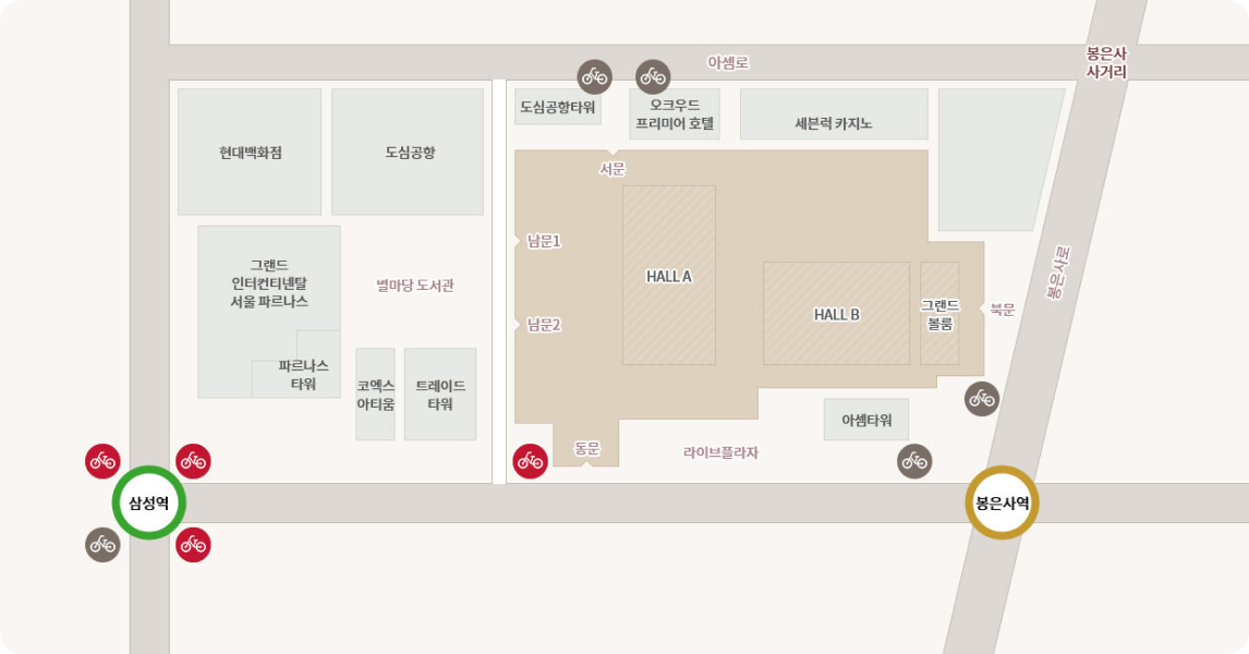 코엑스 단지와 주변 지역 안내 지도. 코엑스 컨벤션 센터의 주요 전시홀(HALL A, HALL B), 그랜드 볼룸, 라이브플라자와 서문, 남문1, 남문2, 동문, 북문 등 주요 출입구가 표시되어 있습니다. 주변에는 현대백화점, 도심공항, 도심공항타워, 오크우드 프리미어 호텔, 세븐럭 카지노, 그랜드 인터컨티넨탈 서울 파르나스, 파르나스 타워, 별마당 도서관, 코엑스 아티움, 트레이드 타워, 아셈타워 등 주요 건물이 있습니다. 주요 도로는 아셈로와 봉은사로가 교차하며, 봉은사 사거리도 표시되어 있습니다. 지하철 2호선 삼성역과 9호선 봉은사역이 각각 녹색과 주황색 원으로 강조되어 있습니다. 강남구 자전거 거치대 위치가 빨간색 자전거 아이콘으로 표시되어 있으며, 코엑스 동문 앞과 삼성역 3-4번 출구, 삼성역 5-6번 출구, 삼성역 7-8번 출구 주변에 위치해 있습니다.