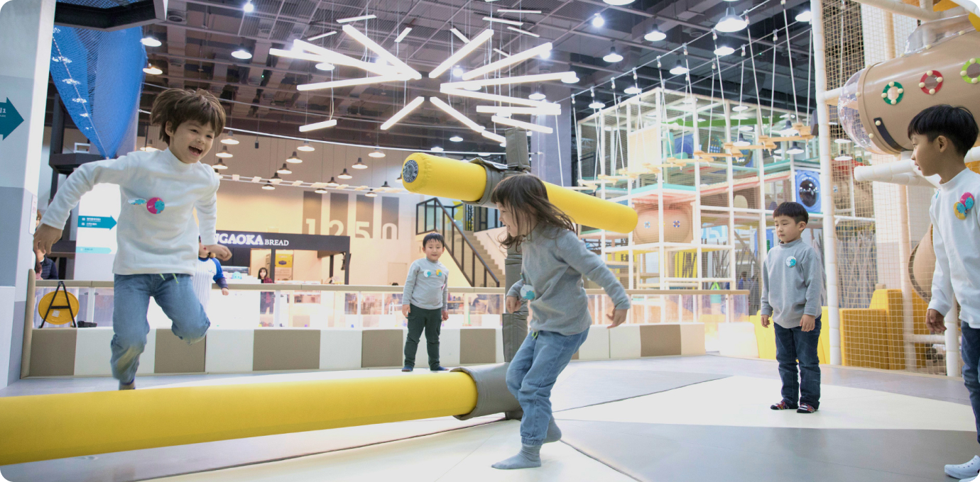 어린이들이 에어바스핀2를 즐기며 노는 모습