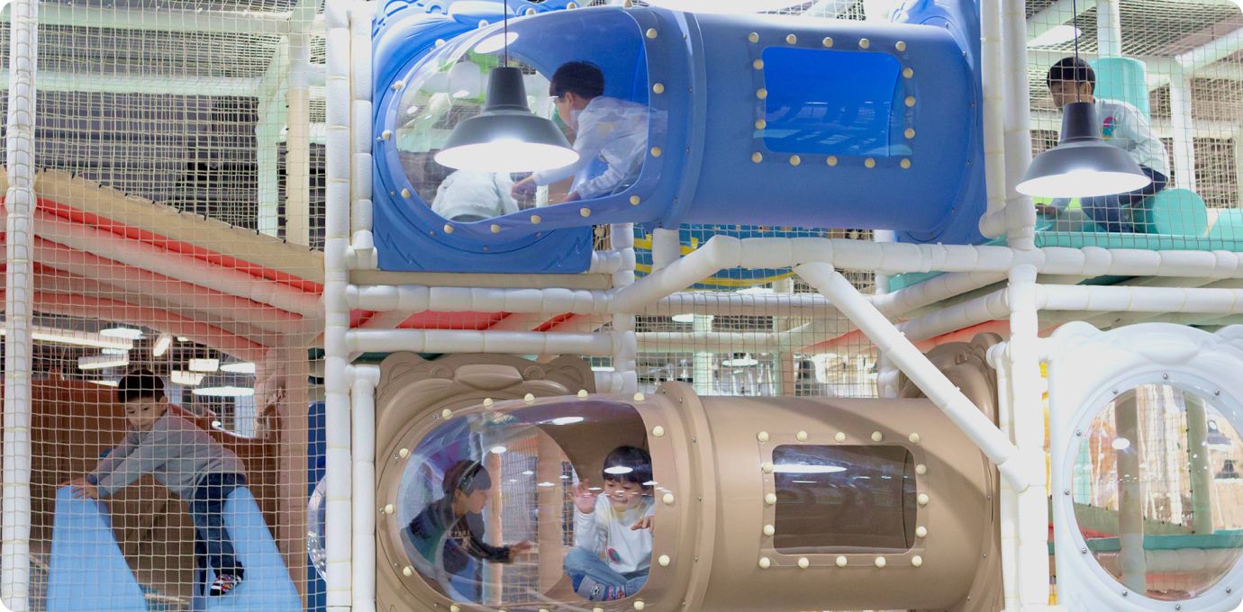 어린이들이 내부시설을 즐기며 노는 모습