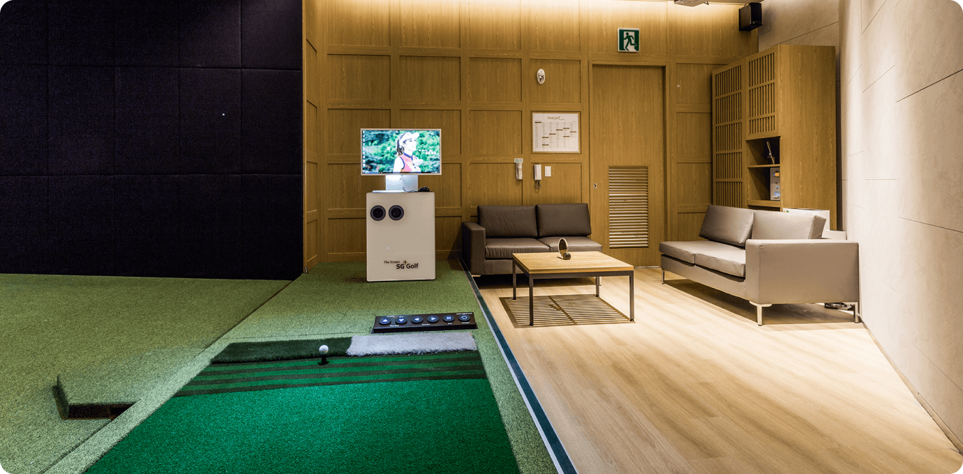 데이골프의 룸내부 쇼파 및 테이블 모습