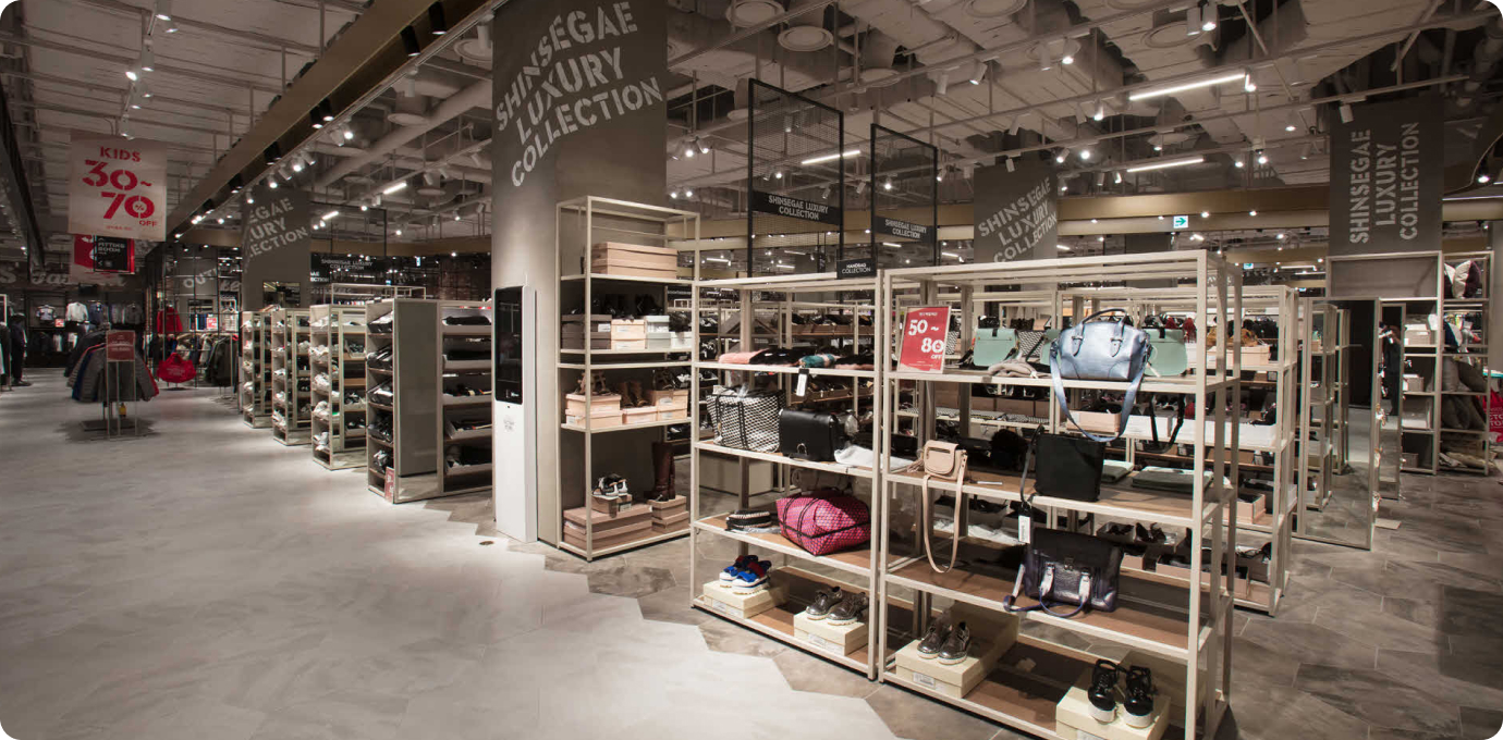 신세계 팩토리 스토어 내부의 옷을 고르는 모습