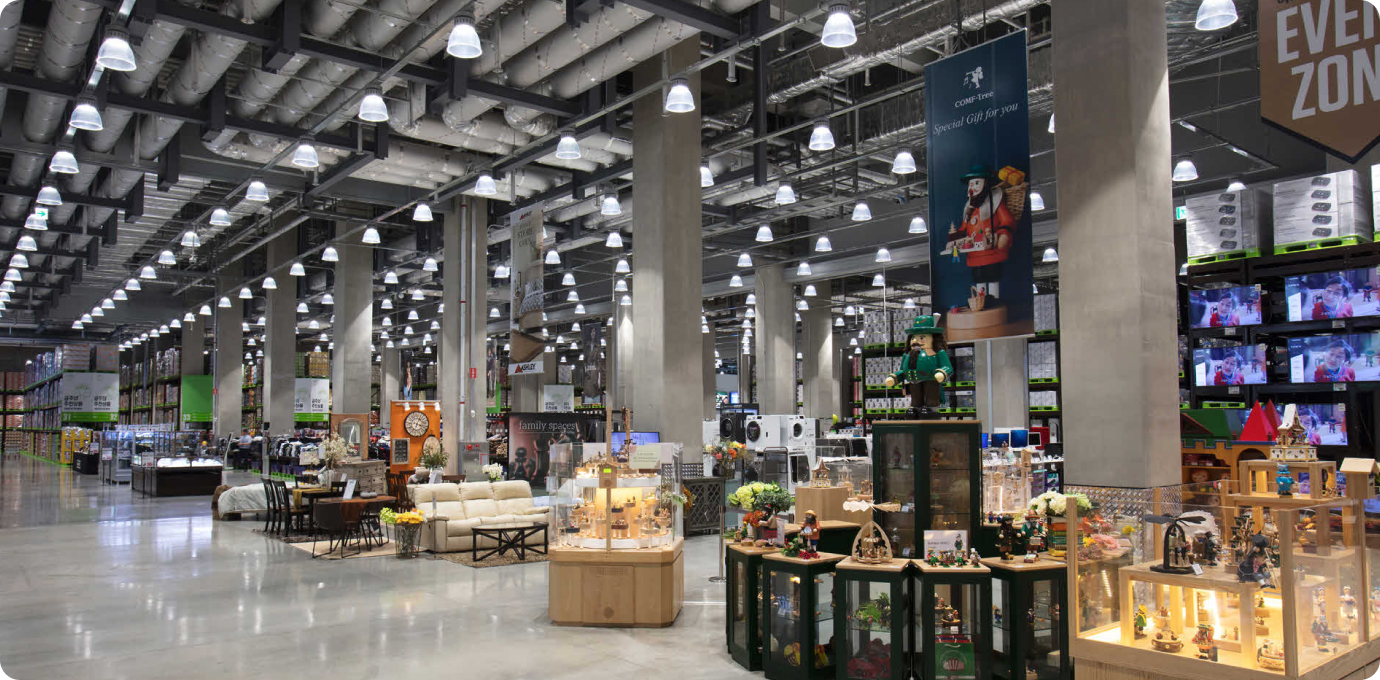 트레이더스 내부의 가공&생활용품 매장 모습