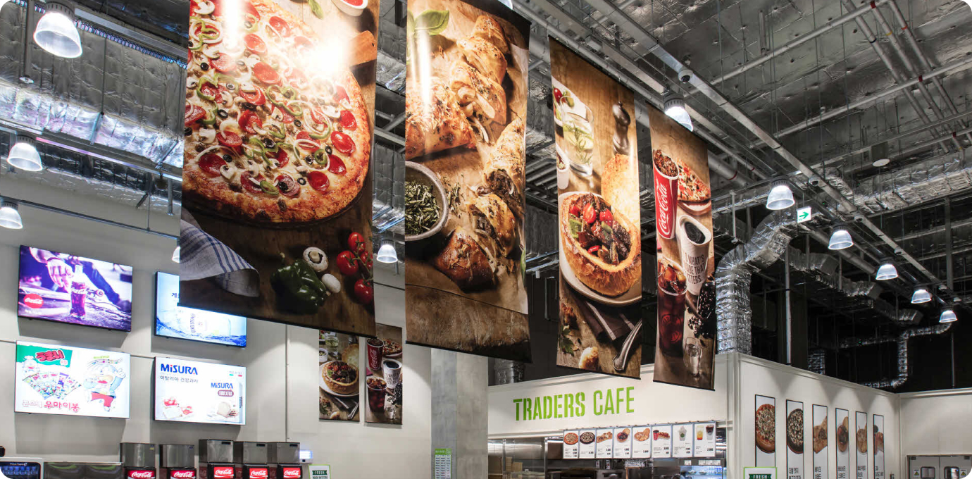 트레이더스 내부의 카페 테이블 모습