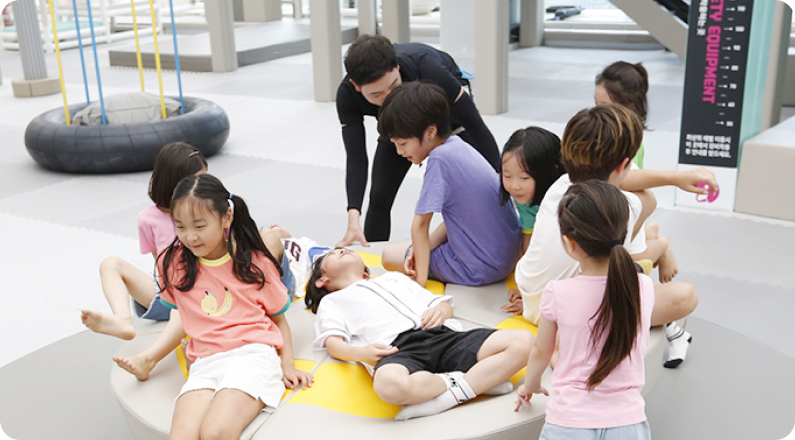 롤린롤린 원반위를 타고 노는 아이들의 모습