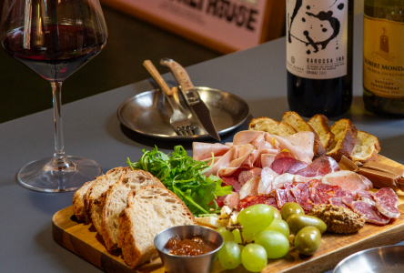 소금집 음식과 와인 진열모습