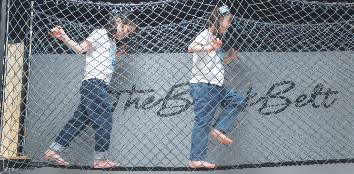 아이가 스카이메이즈를 타고 있는 모습