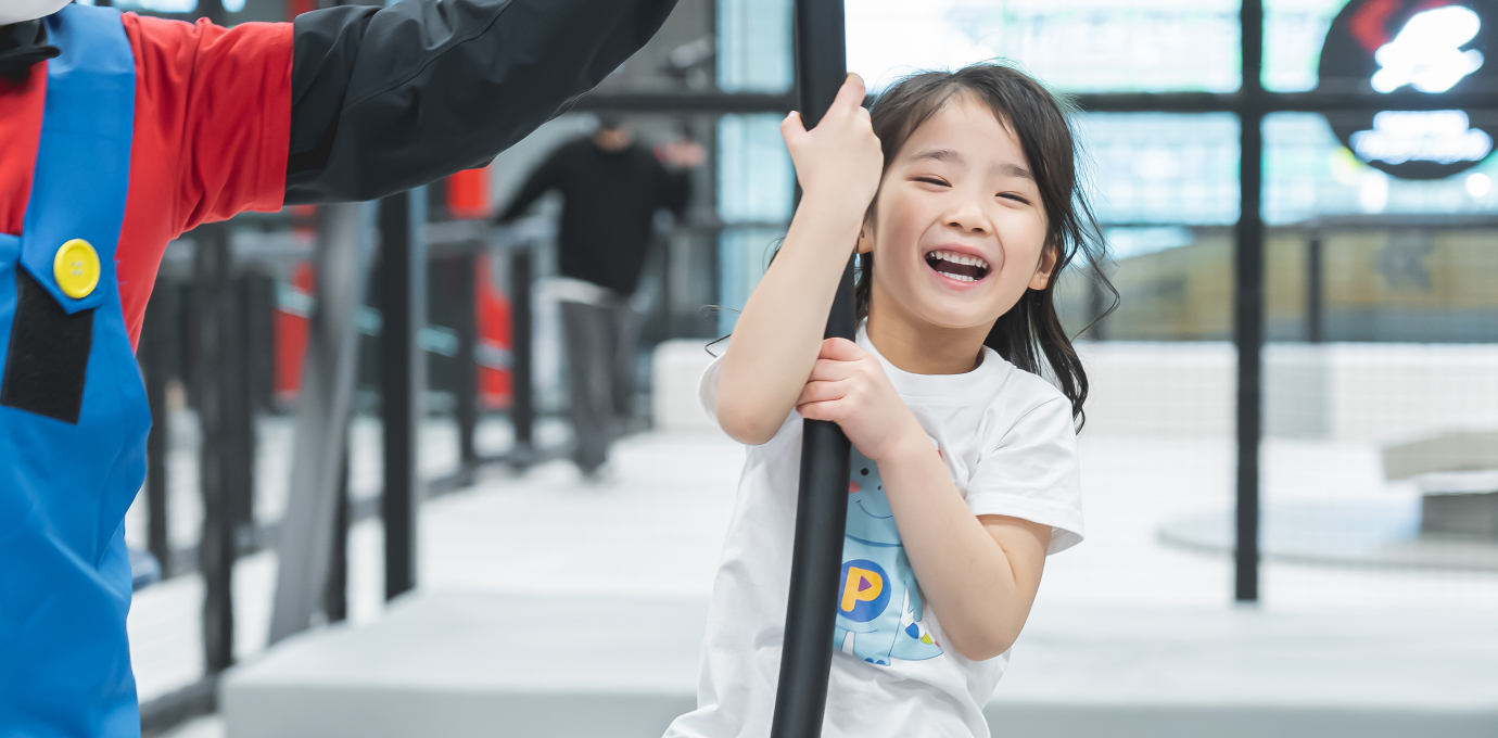 아이가 로우드롭와이어를 타고 있는 모습