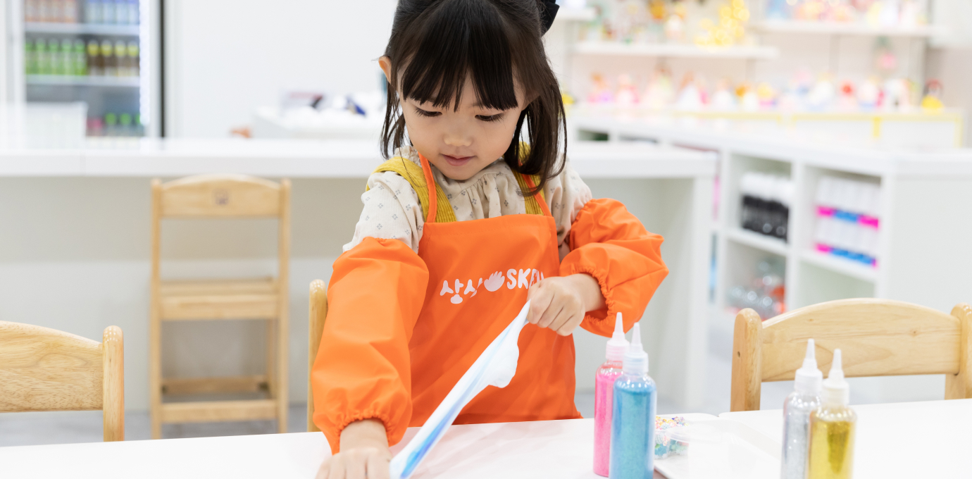 아이가 슬라임 체험하는 모습