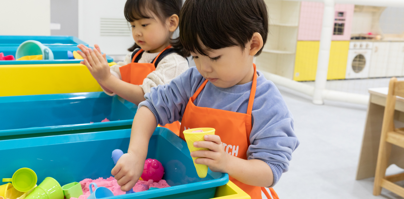 아이가 모래놀이하는 모습