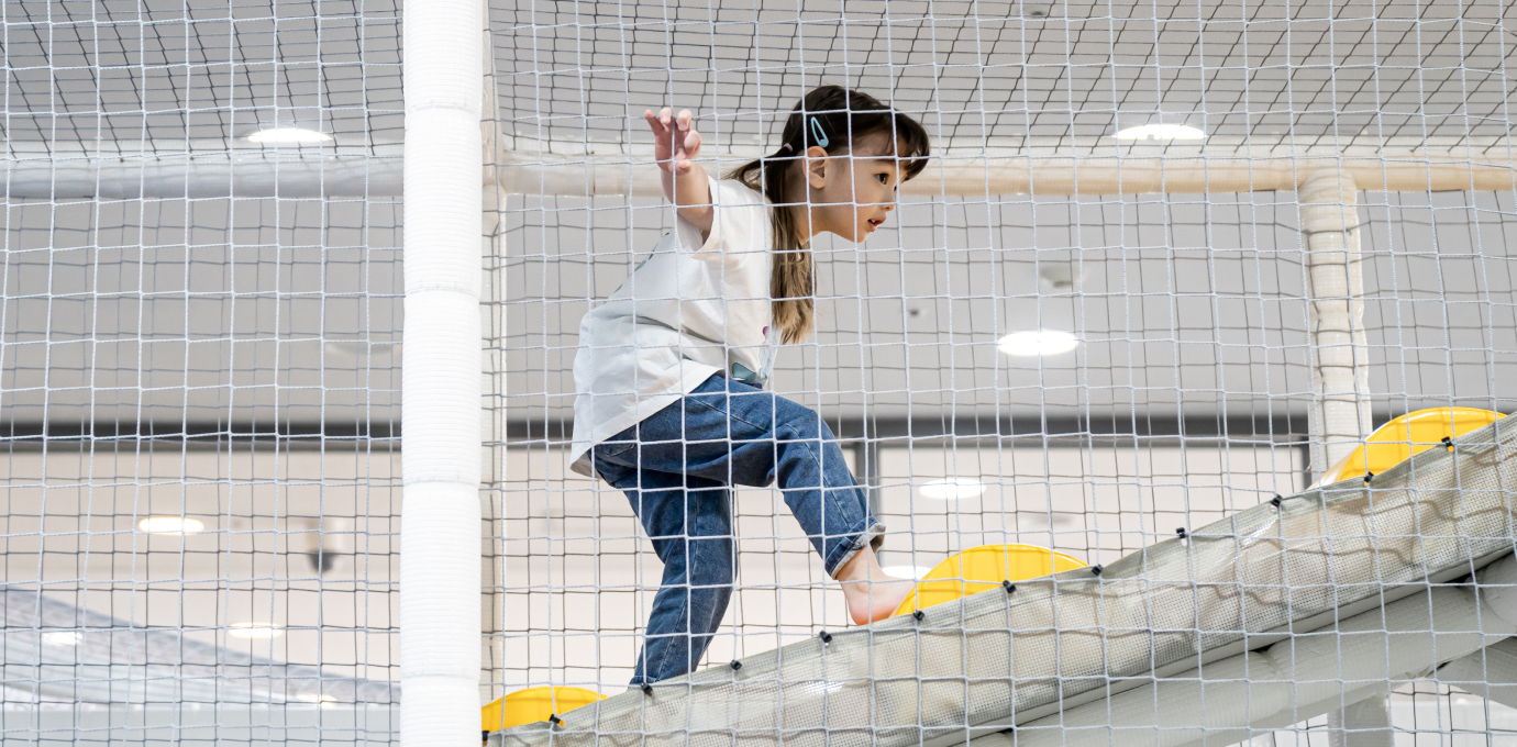 아이가 플레이존에서 놀고 있는 모습