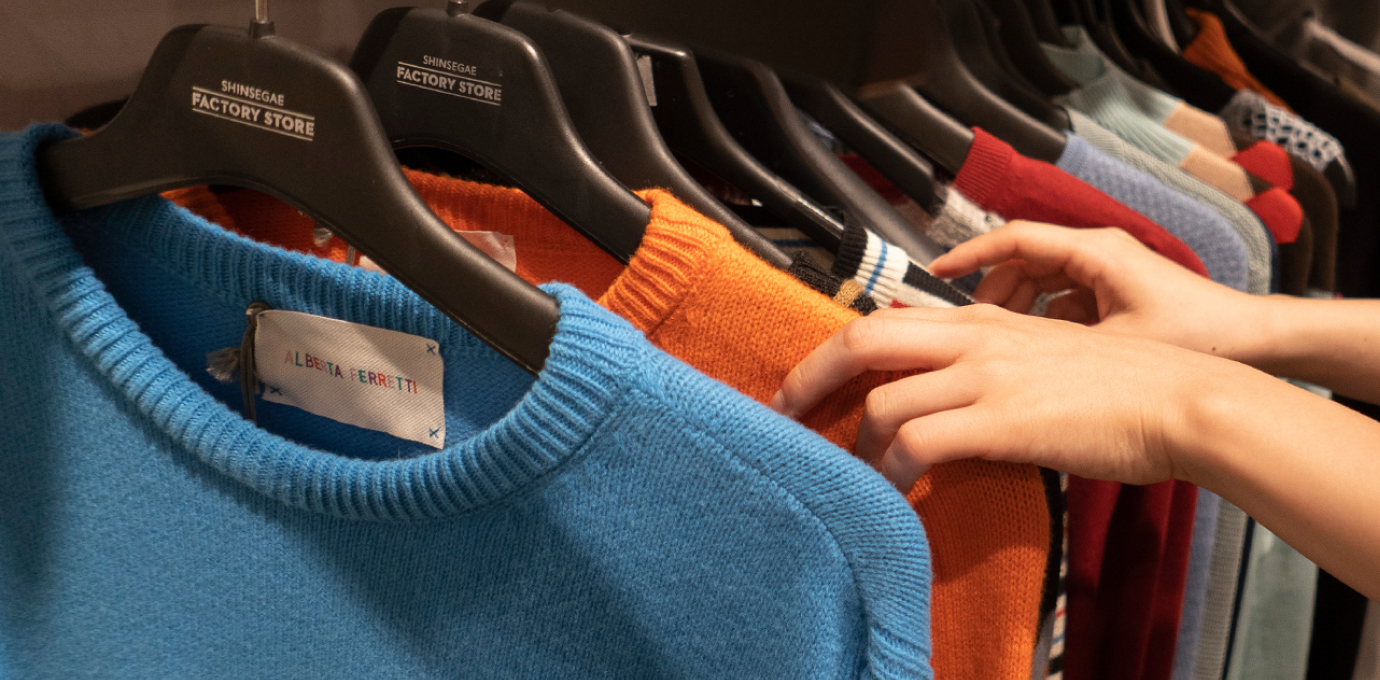 신세계 팩토리 스토어 내부의 옷을 고르는 모습