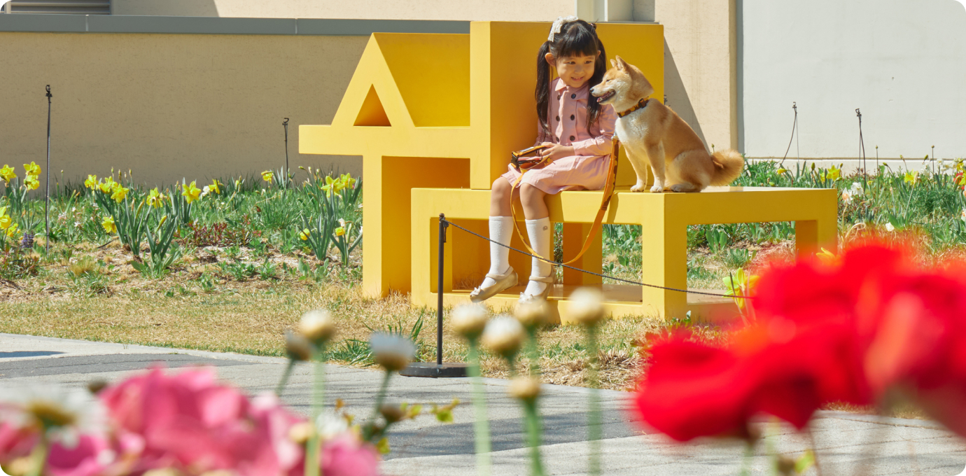 스타가든 옥상정원 벤치에 강아지와 아이가 같이 찍은 사진