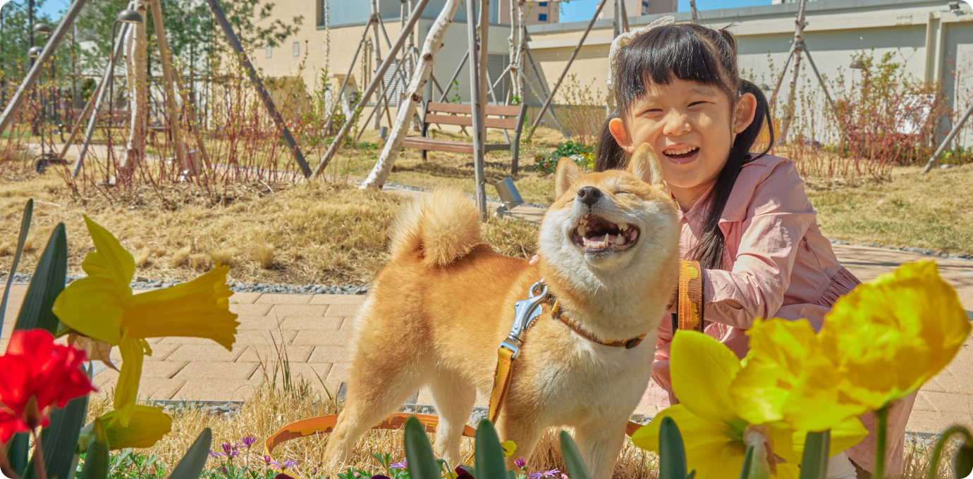 스타가든 옥상정원에서 강아지와 아이가 웃으며 함께 찍은 사진