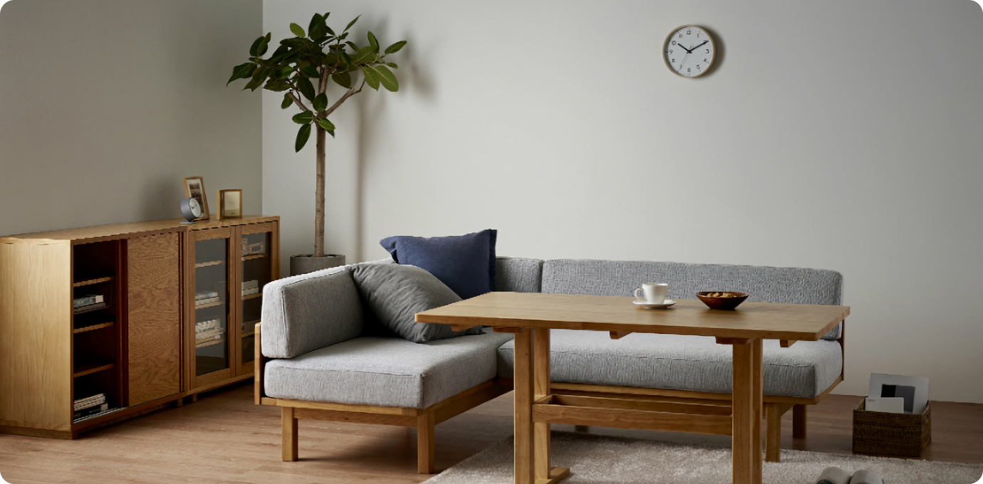 자주의 쇼파, 테이블, 거실장, 벽시계 등의 모습